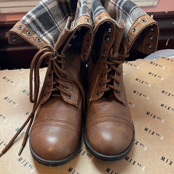 Brown boots - Picture 2 of 8